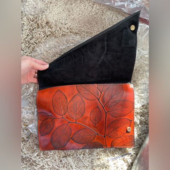 CL Whiting Leaf Leather Clutch Two Flaps - Picture 3 of 10